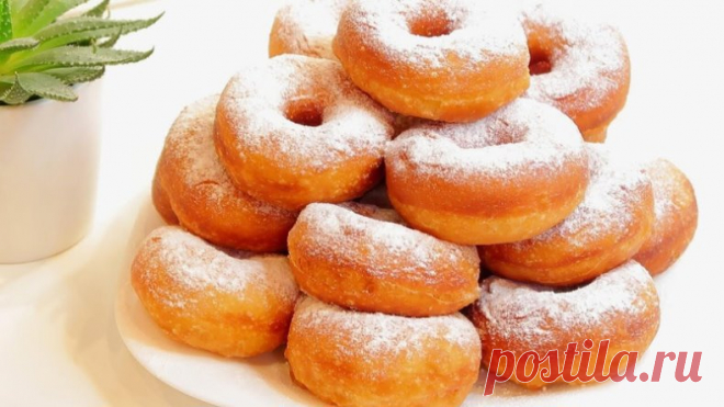 Воздушные пончики на молоке! Мягкие и пышные, по советскому рецепту!
Сегодня приготовим вкусные и воздушные пончики на молоке!

Ингредиенты:
 Теплое молоко 300 мл
 Теплая вода 50 мл
 Соль 1 ч.л
 Сахар 3 ст.л
 Дрожжи сухие 6 гр
 Яйца 2 шт
 Мука 650 гр
 Мягкое сливочное масло 80 гр
 Растительное масло 

Приготовление:
1. В большую глубокую емкость я наливаю 300 мл теплого молока и 50 мл теплой воды. Добавляю чайную ложку соли, три столовые ложки сахара и 6 г сухих дрожжей. Р...