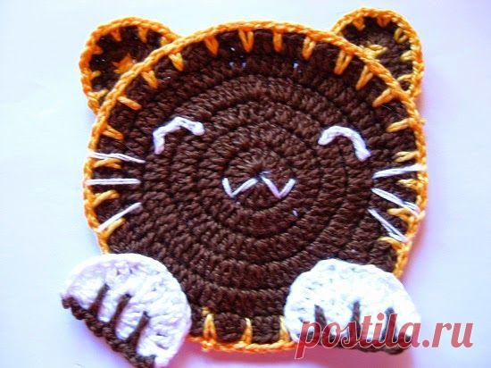 Яркая и веселая подставка под чашку или стакан по уроку.