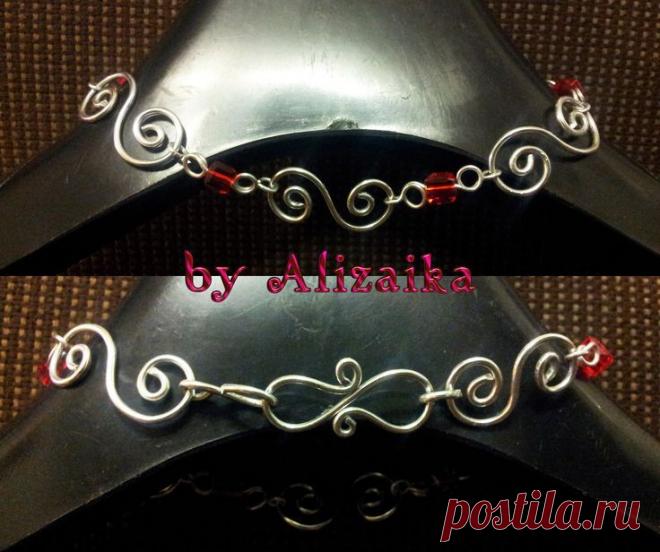 200 р. Браслет на ножку Браслет с завитками и красными кристаллами-кубиками. Застежка - крючок. Материалы: алюминиевая проволока (1.5, 1 мм), кристаллы 27*1,5 см