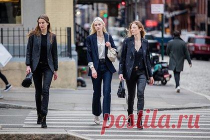 Блогерша назвала устаревшие тренды в одежде на осень. Блогерша с никнеймом level_blue из Германии назвала устаревшие к осени 2023 года тренды в одежде и обуви. В первую очередь следует отказаться от белых кроссовок и кед Converse. В то же время предпочтительно исключить из гардероба вещи оранжевого цвета и объемные клетчатые шарфы.