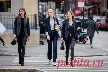 Блогерша назвала устаревшие тренды в одежде на осень. Блогерша с никнеймом level_blue из Германии назвала устаревшие к осени 2023 года тренды в одежде и обуви. В первую очередь следует отказаться от белых кроссовок и кед Converse. В то же время предпочтительно исключить из гардероба вещи оранжевого цвета и объемные клетчатые шарфы.