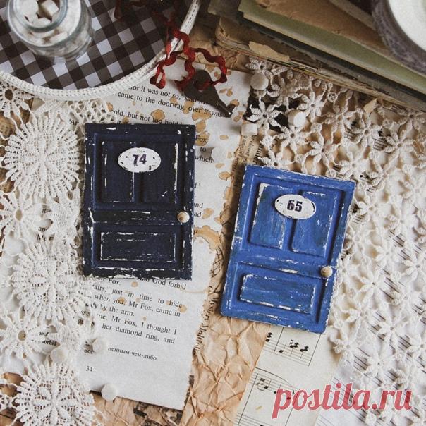 Мастер-класс от Яны: АТС в форме дверок

Для работы нам понадобятся следующие материалы и инструменты: пивной картон, заготовки из акварельной или любой другой плотной бумаги. По стандартным размерам АТС 6,3х8,9 см. Грунт черный и белый, можно заменить акриловыми красками. Акриловые краски, свечка, брадсы, наждачная бумага. Штемпельная подушечка и штампы с цифрами. Из инструментов: металлическая линейка, нож для резки, клей, шило.

Подготавливаем наши заготовки из картона....