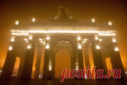 Москвичи массово стали жаловаться на запах гари. Жители Москвы начали массово обращаться в экстренные службы с жалобами на запах гари и дым в воздухе. Горожанам пояснили, что к этому привели сжигание мусора на землях лесного фонда, отсутствие ветра, повышенная влажность воздуха. Также в Московской области выявили около 30 термических точек.