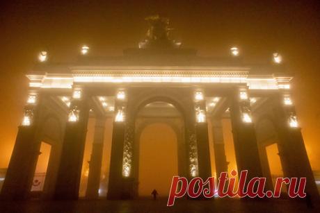 Москвичи массово стали жаловаться на запах гари. Жители Москвы начали массово обращаться в экстренные службы с жалобами на запах гари и дым в воздухе. Горожанам пояснили, что к этому привели сжигание мусора на землях лесного фонда, отсутствие ветра, повышенная влажность воздуха. Также в Московской области выявили около 30 термических точек.