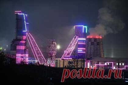 Ежегодно погружающийся во тьму на 45 дней российский город осветили. Ежегодно погружающийся во тьму на 45 дней из-за полярной ночи Норильск осветили благодаря усилиям компании «Норникель». Об этом «Ленте.ру» сообщили в пресс-службе компании. Как сообщили представители «Норникеля», в городе, где на 45 дней пропало солнце, у множества зданий появилась дополнительная подсветка.