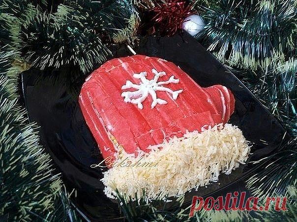 Обязательно сохраните  
Подборка 10 праздничных нарядных салатов: 
1. Салат «Свеча» 
Ингредиенты: 
вареный картофель – 2 шт., 
яйца вареные – 3 шт., 
копченое мясо – 300 г, 
луковица – 1 шт., 
сыр твердый – 150 г, 
майонез. 
Для украшения: 
зелень укропа – 1 пучок, 
перец сладкий красный – 1, 
перец желтый – 1, 
чернослив – 1 шт., 
морковь – 1. 
Картофель отварить в мундире, охладить, затем очистить. Натереть на крупной терке, немного посолить и выложить на тарелку в форме...