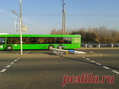 УПАВШИЙ СВЕТОФОР ПРОДОЛЖАЛ РАБОТАТЬ ЦЕЛЫЙ ДЕНЬ (фото, видео) https://minskblog-minskblog.blogspot.com/2014/11/blog-post.html