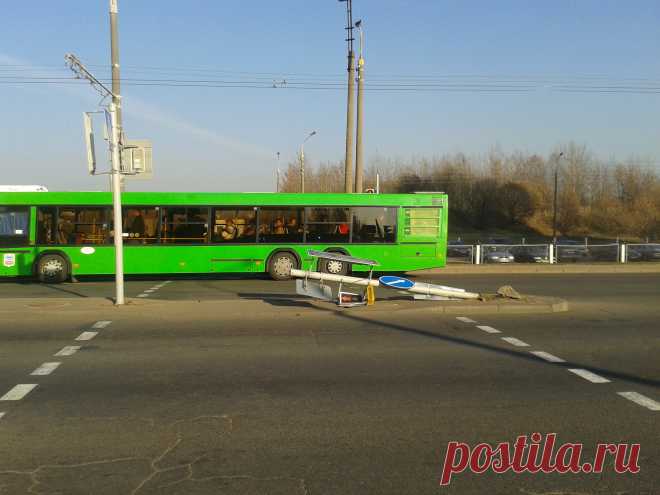 УПАВШИЙ СВЕТОФОР ПРОДОЛЖАЛ РАБОТАТЬ ЦЕЛЫЙ ДЕНЬ (фото, видео) http://minskblog-minskblog.blogspot.com/2014/11/blog-post.html