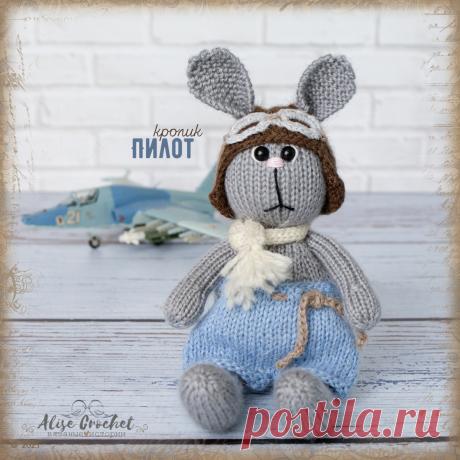 Кролик-пилот, игрушка вязаная спицами