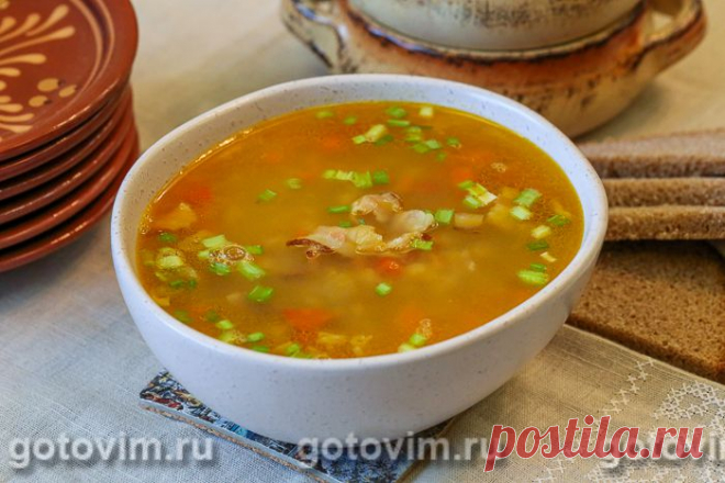 Суп из чечевицы и бекона. Рецепт с фото Простой рецепт вкусного супа из желтой чечевицы с беконом. В зависимости от того, сколько чечевицы вы положите в бульон, суп будет либо просто густым, либо очень густым. Из пряностей предпочтение отдайте молотой куркуме, которая не только добавит аромата, но и окрасит бульон в аппетитный золотистый цвет. Бекон для супа подойдет соленый или подкопченный.