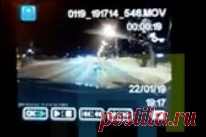 Направлявшийся за «святой водой» россиянин задавил ребенка и попал на видео. В Нижневартовске направлявшийся за «святой водой» водитель насмерть задавил 9-летнего ребенка на пешеходном переходе. На кадрах видно, как водитель Toyota RAV4 не успел среагировать на мальчика, который перебегал дорогу на желтый сигнал светофора. Россиянин буквально переехал несовершеннолетнего. Возбуждено дело.