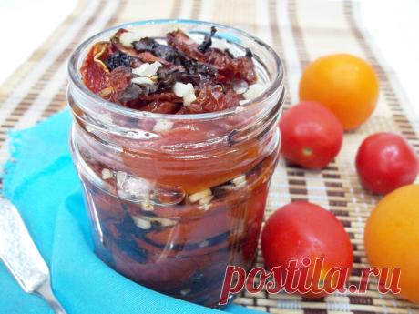 Вяленые томаты Вяленые томаты пришли к нам из Средиземноморья, солнечной Италии. Если строго соблюдать технологический процесс приготовления, то сделать их в домашних условиях просто невозможно. Поскольку для этого необходимо иметь специальное оборудование для вяления. Однако вопреки всему, современные хозяйки научились их готовить самостоятельно. Домашняя заготовка так же, как промышленный продукт обладает необычным вкусом, пикантным ароматом и довольно простая в приготов...