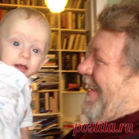 Дедушка продолжает смешить Васю лучше всех.