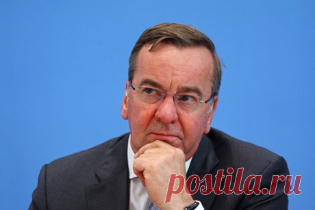 Гитлер стал причиной судебного иска против министра обороны ФРГ. Немецкие политики из земельного отделения партии «Альтернатива для Германии» (АдГ) в Нижней Саксонии подали в суд на министра обороны ФРГ Бориса Писториуса. Причиной стало сравнение Писториусом АдГ с Национал-социалистической немецкой рабочей партией (НСДАП) Адольфа Гитлера.