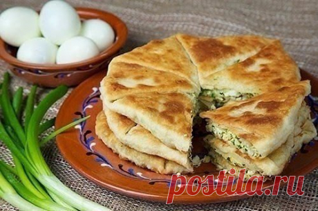 Тесто готовится очень быстро, начинки тоже несложные. А то, что вкусно, даже и не сомневайтесь.
ПЛАЦИНДЫ
Ингредиенты:
-Кефир – 0,5 л.
-Мука – 700 гр.
-Яйцо – 1 шт.
-Разрыхлитель – 1 ч.л.
-Соль
Приготовление:
1. Высыпаем муку горкой в просторную посуду, делаем в ней углубление, в которое вливаем кефир, яйцо, соль, разрыхлитель, смешиваем между собой и с мукой. Получаем довольно нежное тесто. Тесто укладываем в посуду, накрываем крышкой и ставим отдохнуть минут на 30 (можно и на ночь в холоди