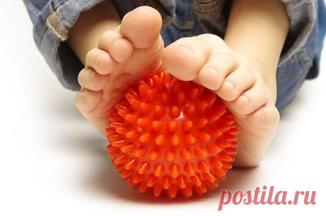Целебный массаж стоп при помощи мячей-«ёжиков», которые есть в любом магазине, и не только . Милая Я