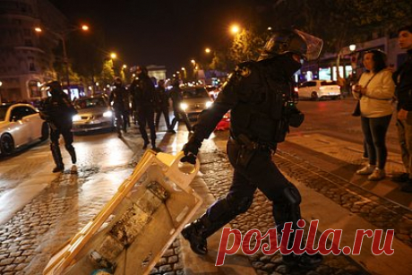 Вероятность распространения французских протестов в других странах оценили. Французские протесты могут распространиться на страны, где много мигрантов из стран Ближнего Востока и Северной Африки, считает доцент кафедры европейских исследований Санкт-Петербургского государственного университета Татьяна Романова. В разговоре с «Лентой.ру» она оценила вероятность скорого прекращения беспорядков.