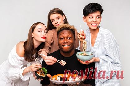 Сооснователю сети доставки суши начали угрожать убийством из-за рекламы. Сооснователь российской сети доставки суши и роллов «Ёбидоёби» Константин Зимен начал получать угрозы убийством после публикации рекламных постов с изображением темнокожего мужчины в компании девушек европейской внешности.