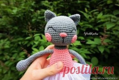 КОШЕЧКА-БАЛЕРИНКА КРЮЧКОМ.

 изготовлена из полухлопка 
росточком 27см
ОПИСАНИЕ:

ГОЛОВА:
1) 6сбн в КА
2) 6пр (12)
3) (1сбн.пр)*6 (18)
4) (2сбн.пр)*6 (24)
5) (3сбн.пр)*6 (30)
6) (4сбн.пр)*6 (36)
7) (5сбн.пр)*6 (42)
8) (6сбн.пр)*6 (48)
9) (7сбн.пр)*6 (54)
10)-22) 54сбн
23) (7сбн.уб)*6 (48)
24) (6сбн.уб)*6 (42)
25) (5сбн.уб)*6 (36)
26) (4сбн.уб)*6 (30)
27) (3сбн.уб)*6 (24)
28) (2сбн.уб)*6 (18)
29) (1сбн.уб)*6 (12)
30) 6уб

ЩЕЧКИ: 2дет.
12ссн в КА

ТЕЛО:
розовой нитью
1) 6сбн...