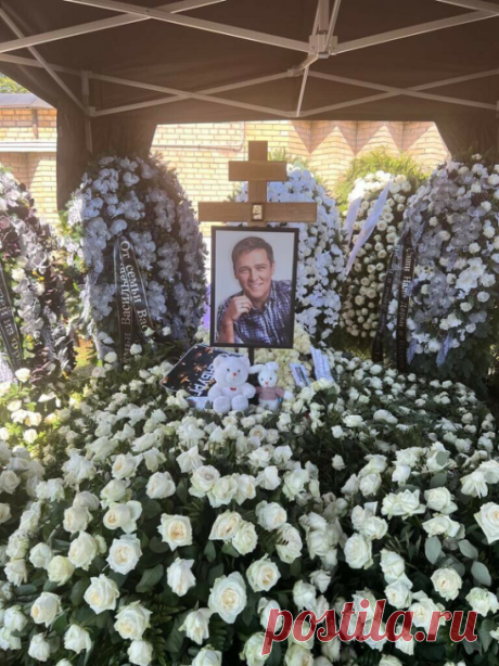 ЗВЕЗДА
(Памяти Юрия Шатунова)

Погасла на земле звезда -
Зажглась над синью небосвода,
Но в душах и в сердцах народа
Ей не погаснуть никогда.
Горит звезда меж многих звёзд,
Таких же ярких, яснооких...
Мерцают там - в мирах далёких,
Бутоны разноцветных роз.

Принять потерю - нелегко...
Мечта одна - с тобой свиданье -
Увидеть вновь твоё сиянье,
Осознавая - далеко...
Не близко до любой звёзды,
Но до твоей - не расстоянье,
В нас навсегда её сиянье -
Твои бессмертные хиты.