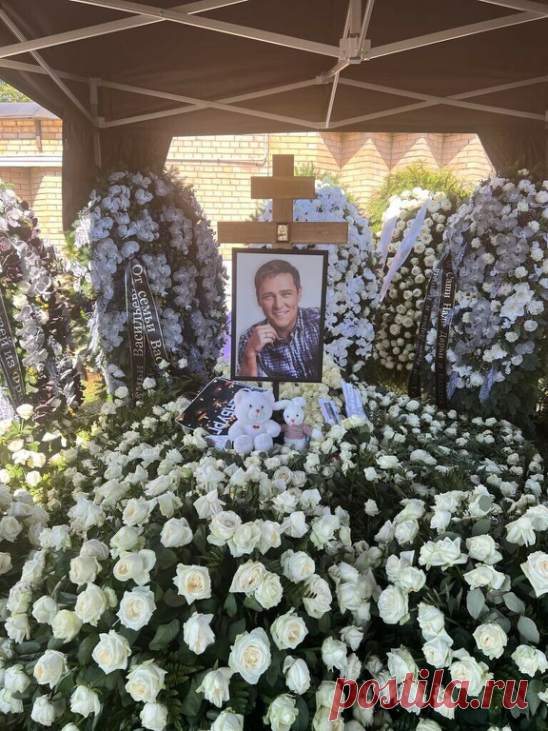 ЗВЕЗДА
(Памяти Юрия Шатунова)

Погасла на земле звезда -
Зажглась над синью небосвода,
Но в душах и в сердцах народа
Ей не погаснуть никогда.
Горит звезда меж многих звёзд,
Таких же ярких, яснооких...
Мерцают там - в мирах далёких,
Бутоны разноцветных роз.

Принять потерю - нелегко...
Мечта одна - с тобой свиданье -
Увидеть вновь твоё сиянье,
Осознавая - далеко...
Не близко до любой звёзды,
Но до твоей - не расстоянье,
В нас навсегда её сиянье -
Твои бессмертные хиты.