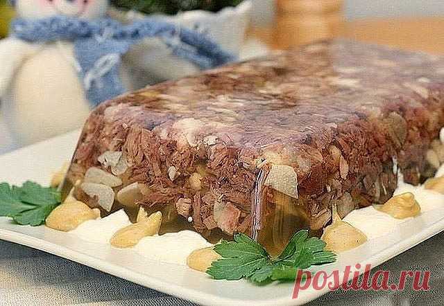 Та хозяйка молодец, что готовит холодец!

НЕСКОЛЬКО СЕКРЕТОВ ПРИГОТОВЛЕНИЯ ХОЛОДЦА

Чтобы холодец получился на славу и доставил удовольствие вашим домашним и гостям, достаточно знать некоторые тонкости и секреты его приготовления:

1. Холодец может быть приготовлен из одного вида мяса (свинины, говядины, птицы) или из сочетания нескольких видов (холодец-ассорти).

2. Чтобы холодец застыл, бульон варят из свиных или говяжьих ножек, ушей, губ, хвостов и рулек. Именно эти час...
