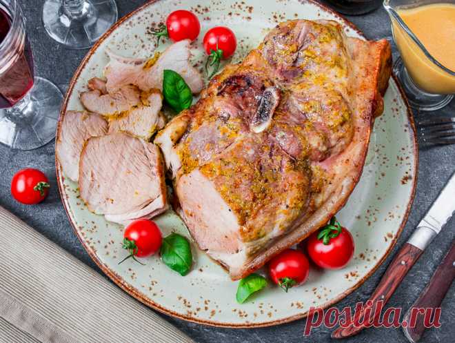 Запеченный свиной окорок в цитрусовом маринаде на Вкусном Блоге Новый год прошёл, а значит можно снова готовить свинину, не боясь прогневать символ года 🙂 Предлагаю приготовить кусок окорока с ароматом цитрусов. На этот раз я выбрала для запекания поперечный срез окорока с косточкой. Вы наверняка видели такие в мясных лавках и мясных отделах гипермаркетов. На первоначальном этапе он запекается…