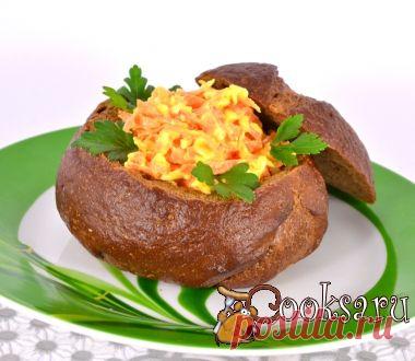 Салат из моркови и сыра с курицей и грибами в ржаной булочке фото рецепт приготовления