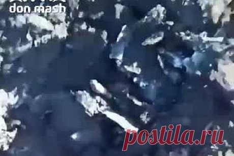 В Ростовской области после работы ПВО сняли на видео воронку в земле. В Ростовской области очевидцы после работы систем противовоздушной обороны (ПВО) сняли на видео воронку в земле. На кадрах видно углубление в земле посреди поля. Внутри и вокруг него лежат обломки неизвестного происхождения. Видео было снято в Песчанокопском районе области.