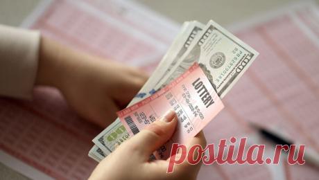 Женщина по ошибке купила не тот лотерейный билет и выиграла $250 тысяч. В США женщина сорвала куш, по ошибке переплатив за лотерейный билет больше, чем собиралась. Об этом пишет UPI. Холли из Джонсон-Сити, штат Иллинойс, смотрела фильм и случайно кликнула не туда на сайте лотереи. Вместо дешевой FastPlay за ...