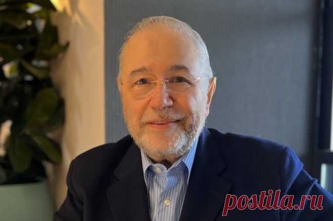 Юморист Евгений Петросян рассказал, как получил травму руки. Петросян надеется, что рука в гипсе не помешает ему провести большой концерт 2 марта.