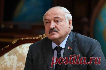 Лукашенко раскрыл подробности своей травмы при колке дров. Президент Белоруссии Александр Лукашенко получил травму в процессе колки дров: на ступню ему упала 80-килограммовая колодка. Об этом белорусский лидер рассказал накануне во время посещения завода «Белджи». Из-за случившегося президент Белоруссии пропустил субботний хоккейный матч.