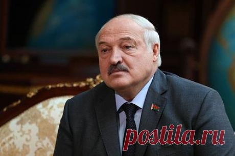 Лукашенко раскрыл подробности своей травмы при колке дров. Президент Белоруссии Александр Лукашенко получил травму в процессе колки дров: на ступню ему упала 80-килограммовая колодка. Об этом белорусский лидер рассказал накануне во время посещения завода «Белджи». Из-за случившегося президент Белоруссии пропустил субботний хоккейный матч.