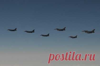 На Украине назвали требуемое количество истребителей F-16. Киеву потребуется 48 истребителей F-16 от западных стран для реализации военных планов, заявило Министерство обороны Украины. «Четыре эскадрильи F16 (48 самолетов — прим. Ленты.ру) — как раз то, что нужно для освобождения нашей страны», — говорится в сообщении украинского ведомства.