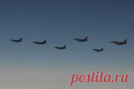 На Украине назвали требуемое количество истребителей F-16. Киеву потребуется 48 истребителей F-16 от западных стран для реализации военных планов, заявило Министерство обороны Украины. «Четыре эскадрильи F16 (48 самолетов — прим. Ленты.ру) — как раз то, что нужно для освобождения нашей страны», — говорится в сообщении украинского ведомства.