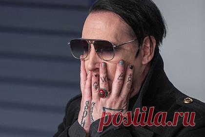 В Петербурге суд запретил видео со сжигающим Библию Мэрилином Мэнсоном. В Санкт-Петербурге суд запретил видео с американским рокером Мэрилином Мэнсоном, вырывающим и сжигающим страницы Библии. В постановлении говорится, что на записи неизвестное лицо уничтожает предмет религиозного почитания, желая оскорбить чувства верующих. Теперь контент будет запрещен к распространению.