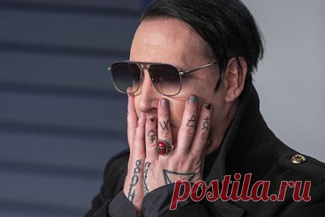 В Петербурге суд запретил видео со сжигающим Библию Мэрилином Мэнсоном. В Санкт-Петербурге суд запретил видео с американским рокером Мэрилином Мэнсоном, вырывающим и сжигающим страницы Библии. В постановлении говорится, что на записи неизвестное лицо уничтожает предмет религиозного почитания, желая оскорбить чувства верующих. Теперь контент будет запрещен к распространению.