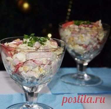 Салат из пекинской капусты Ингредиенты: -Пекинская капуста — 400 г -Ветчина — 200 г -Болгарский перец — 1 шт. -Консервированная кукуруза — 100 г -Майонез — 3 ст. л. -Соль, перец — по вкусу -Зеленый лук Приготовление: 1. Пекинскую капусту...