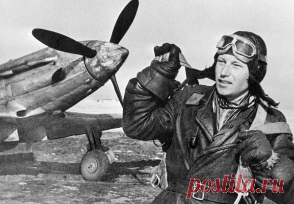 Советские летчики-асы времен ВОВ | Чёрт побери Наши летчики-асы во время Великой Отечественной войны наводили ужас на немцев. Широко известным стал возглас «Ахтунг! Ахтунг! В небе Покрышкин!». Но Александр Покрышкин был не единственным советским асом. Мы вспомнили самых результативных. Иван Никитович Кожедуб Иван Кожедуб родился в 1920 году в Черниговской губернии. Он считается самым результативным русским летчиком-истребителем в личном бою, на его счету 64 сбитых самолета...