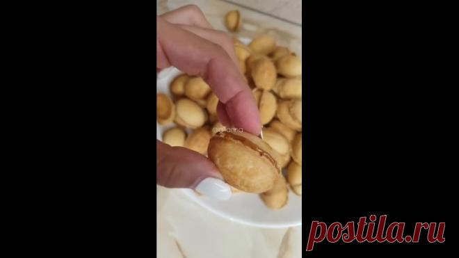 ВКУСНЕЕ РЕЦЕПТА ОРЕШКОВ СО СГУЩЕНКОЙ НЕ НАЙДЁТЕ

ИНГРЕДИЕНТЫ:
 2 яйца
 4 ст.л сахара
 160 гр слив масла
 щепотка соли
 400 гр муки
 1 ч.л разрахлителя
 1 банка вареной сгущёнки (360 гр)

Приготовление:
Венчиком взбиваем яйца с сахаром и солью, вливаем остывшее! растопленное сливочное масло, и постепенно просеивая муку с разрыхлителем, замешиваем тесто. В холодильник убирать не нужно. Сразу скатываем шарики и разогреваем орешницу.

Для орешницы 