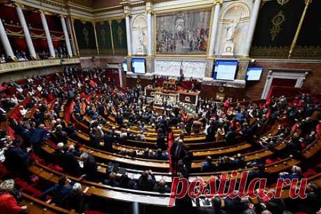 Парламент Франции отклонил импичмент Макрону