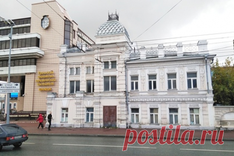 В центре Екатеринбурга восстановят историческую усадьбу. На улице Карла Либкнехта в центре Екатеринбурга восстановят историческую усадьбу. Реконструкцию дома ротмистра Переяславцева планируют завершить в следующем году. Ажиотаж вокруг дома на Карла Либкнехта возник в конце октября, когда экскаватором снесли часть исторической постройки.
