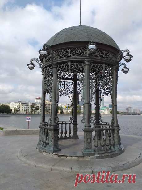 Литая ротонда на берегу р. Исеть - в центре Екатеринбурга