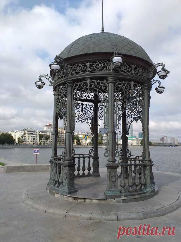 Литая ротонда на берегу р. Исеть - в центре Екатеринбурга