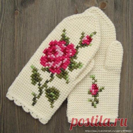 Варежки, связанные тунисским крючком и украшенные вышитой крестиком розой.
