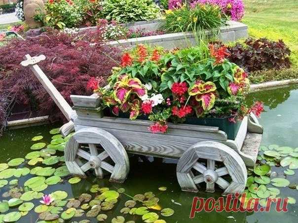 Клумбы из старых тачек и тележек