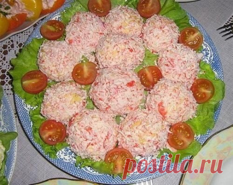 Закуска "Рафаэлло" - вкусное и красивое блюдо из яиц, сыра и чеснока - обязательно порадует ваших гостей.

Ингредиенты:

Сыр - 200 г
Яйца - 4 шт.
Чеснок - 3-4 зубчика (20 г)
Крабовые палочки - 1 упаковка (200 г)
Майонез - 3 ст. л. (100 г)
Салатные листья (для подачи)

Приготовление:

1. Яйца отварить вкрутую и натереть на мелкой терке.
2. Добавить сыр, натертый на мелкой терке.
3. Добавить чеснок, выдавленный через пресс, и майонез. Хорошо перемешать.
4. Из приготовленной ...
