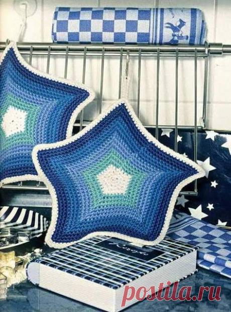 Прихватка "Краски моря", описание 

Вяжем всё время просто по кругу, пока звезда не вырастет до нужных размеров. 
Такая звезда вяжется до того просто, что сократит время в приёмной у доктора или поездку в метро. 

Размер: диаметр 27см 
Материалы для двух прихваток 
По 50 гр белой, синей, лазурной, светло-голубой и цвета мятного листа пряжи 
Крючок № 3,5 

Описание работы 
Набрать из белой пряжи 2 в.п. и из 1-й в.п. связать 2 ст. б/н, 1 пс б/н замкнуть в кольцо. 

По кругу ...