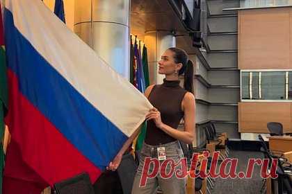 Жена Овечкина сфотографировалась с российским флагом в Вашингтоне