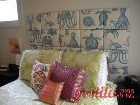 Мягкая плитка на стене в изголовье кровати